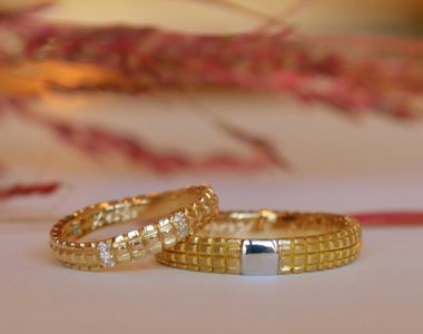 さいの目状にカットしたデザインの結婚指輪