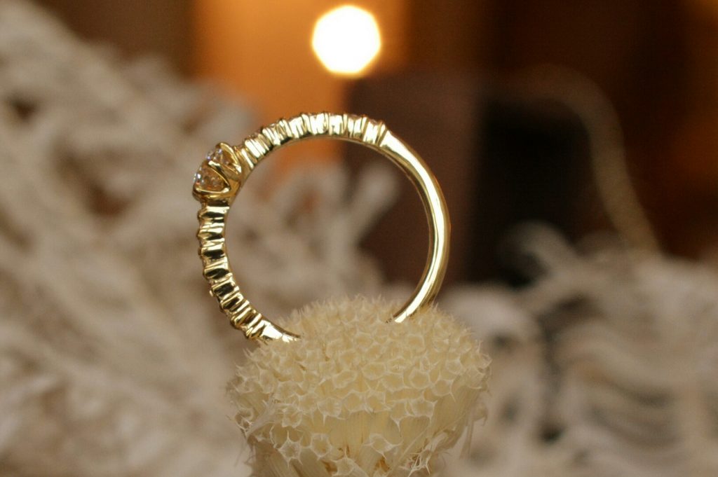 婚約指輪の横面