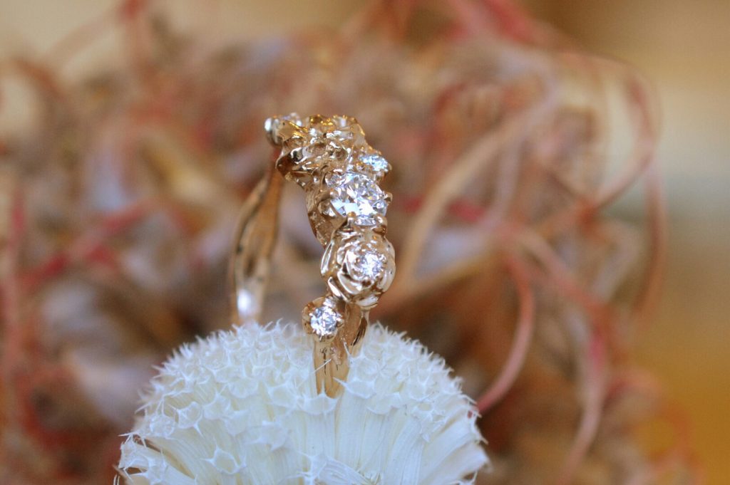 バラを入れた婚約指輪静岡