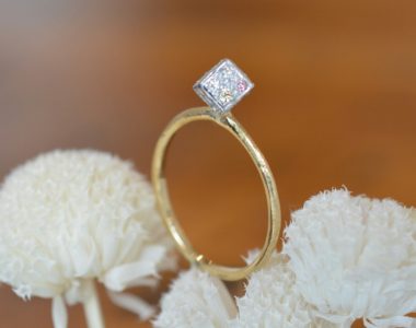 『サイコロ』がテーマの婚約指輪