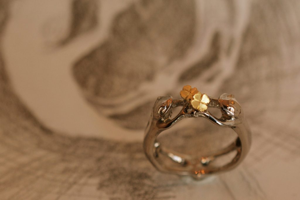 クローバーを渡すカエル君のリング