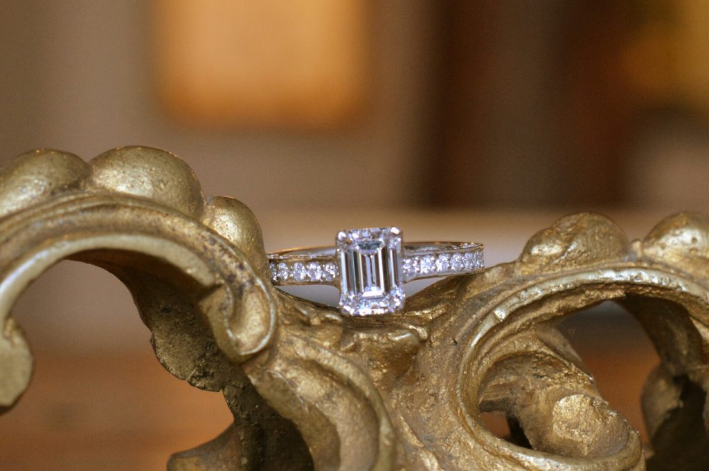 エメラルドカットの婚約指輪静岡
