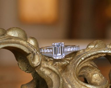 エメラルドカットの婚約指輪