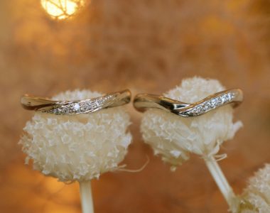 お二人の女性が選んだV型の結婚指輪
