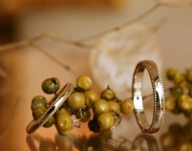 シンプルなミル打ちの結婚指輪
