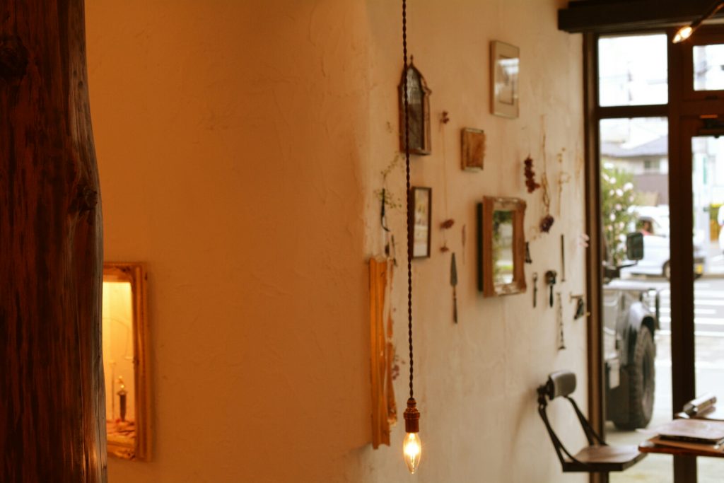 お店の入口に展示静岡県東部沼津で飼う