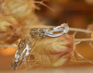 『リース』がモチーフの結婚指輪