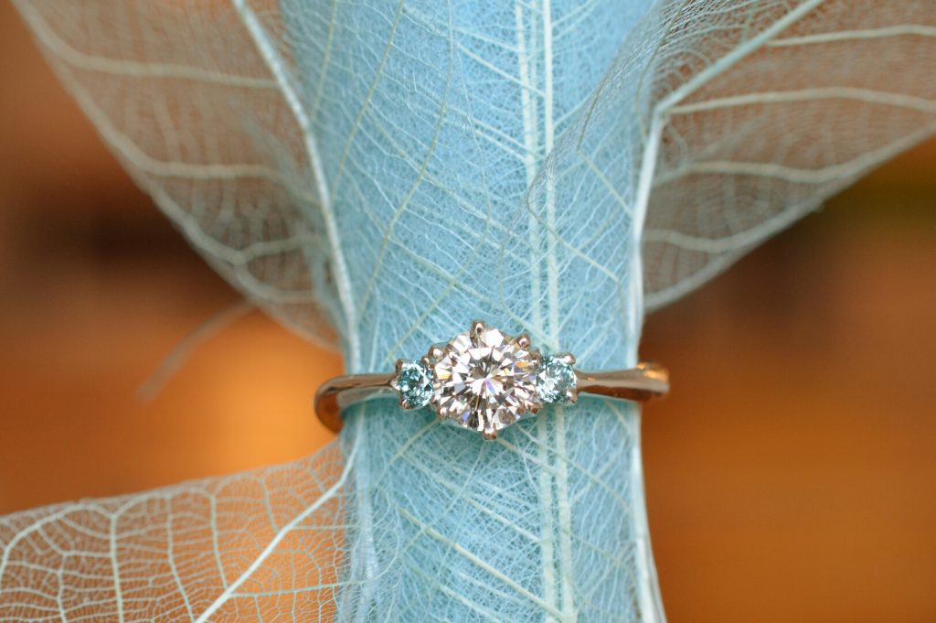 婚約指輪、アイスブルーダイヤを両側に