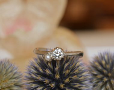 パールが特徴的な婚約指輪