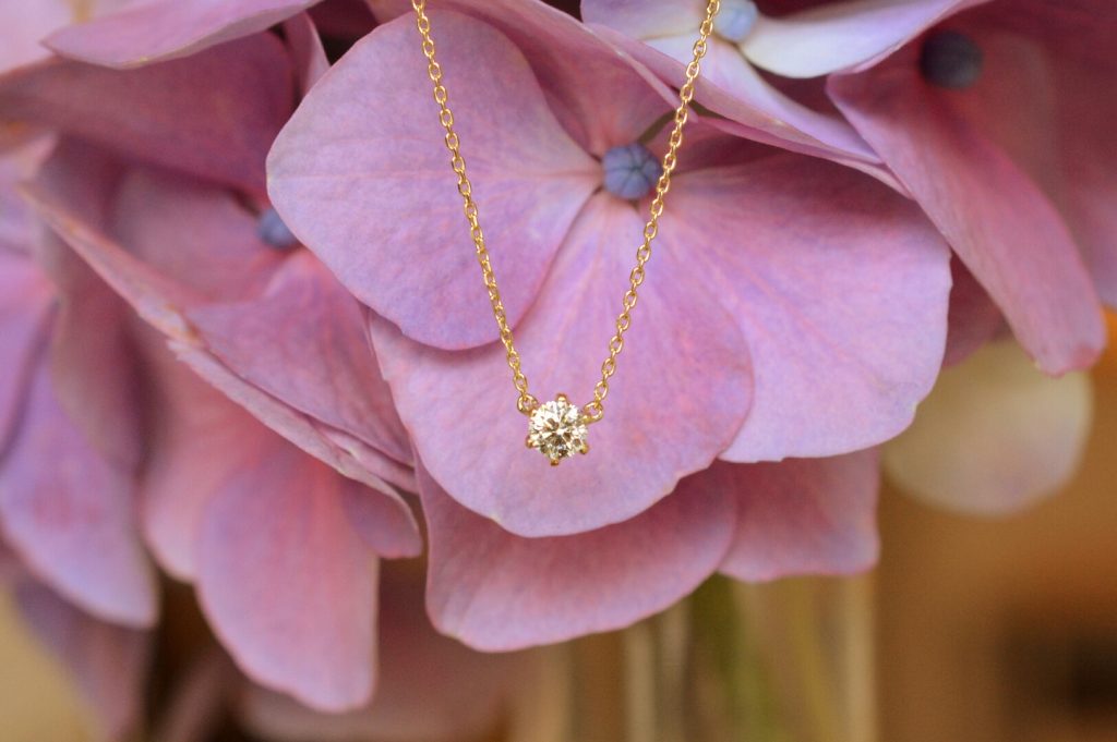 紫陽花にダイヤの雫ペンダント