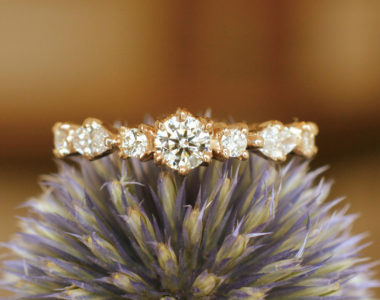 ７個のダイヤを使用した婚約指輪