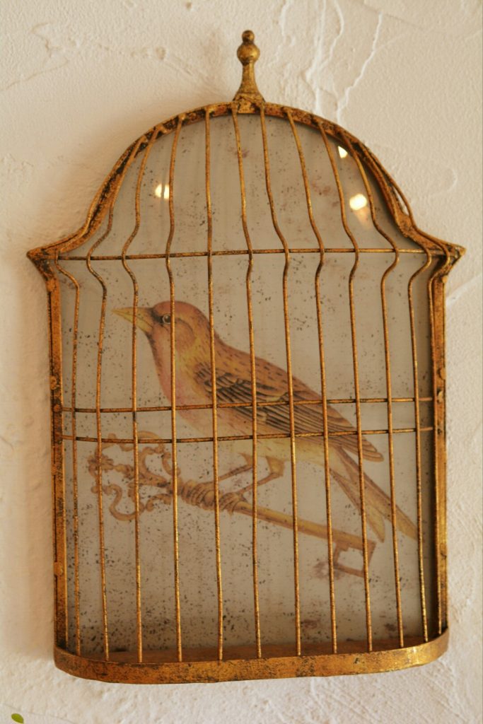 鳥かごにスズメ