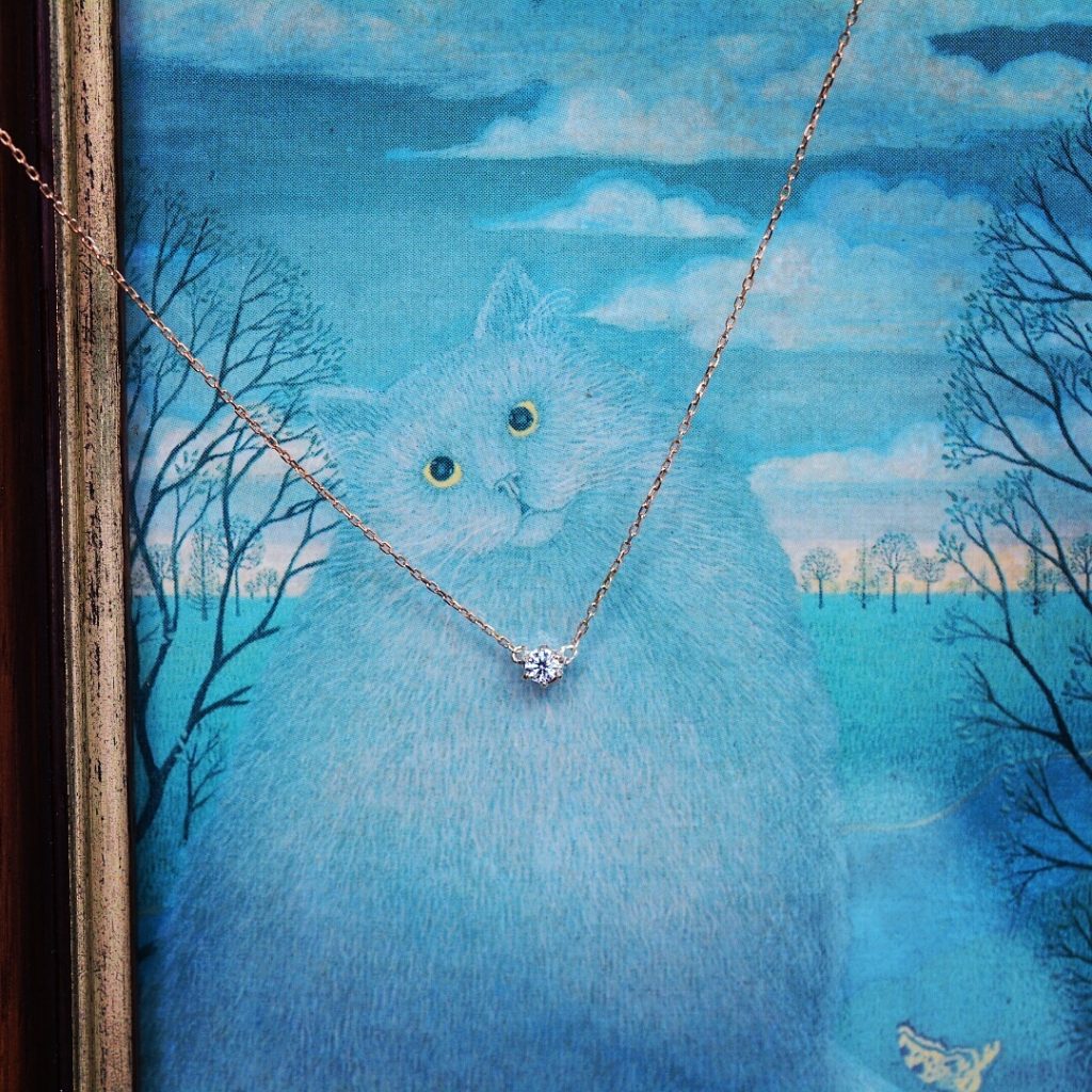 青い猫とひと粒ダイヤのペンダント