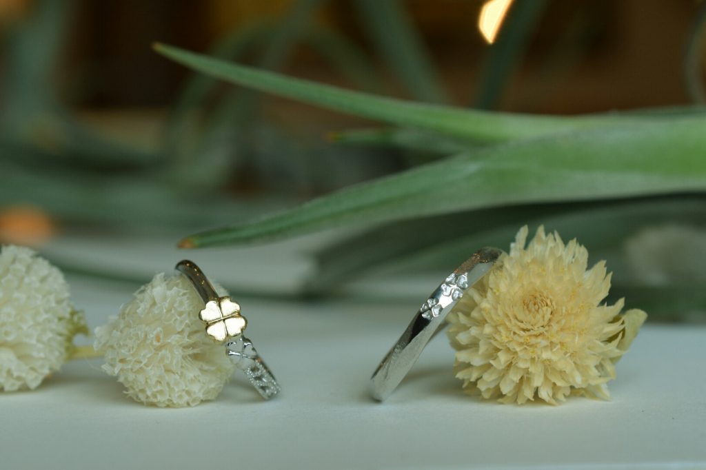 クローバーをモチーフにマリッジリング