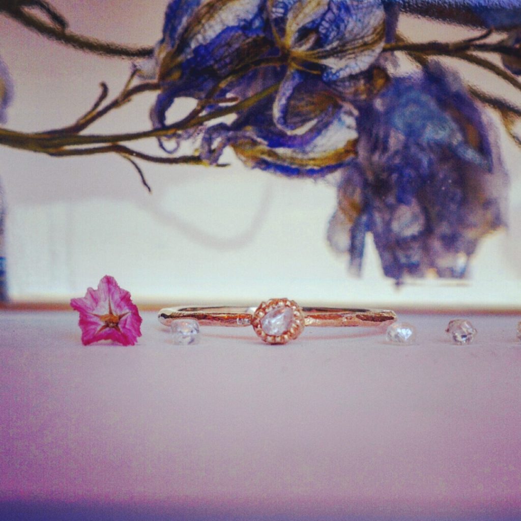 ダイヤの原石を仕入れ