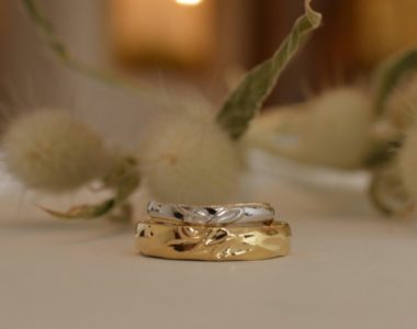 重ねるとふたりのイニシャルが浮かび上がるリング