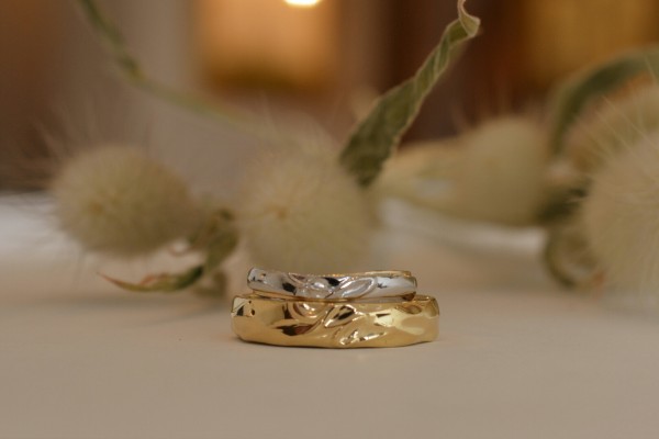 重ねるとふたりのイニシャルが浮かび上がるリング