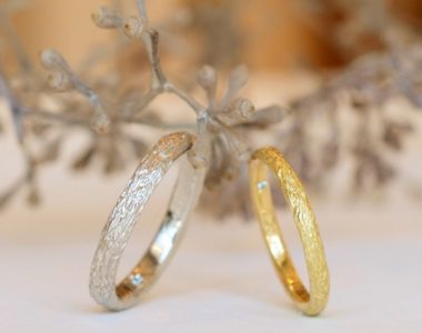 水の流れを表現したマリッジリング