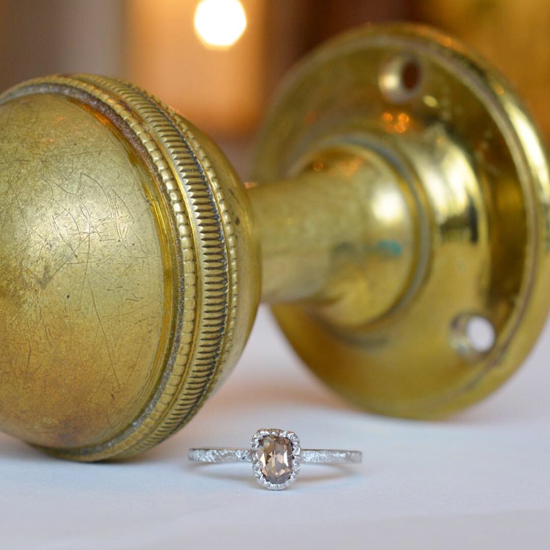 ローズカットのダイヤを留めてアンティーク風に