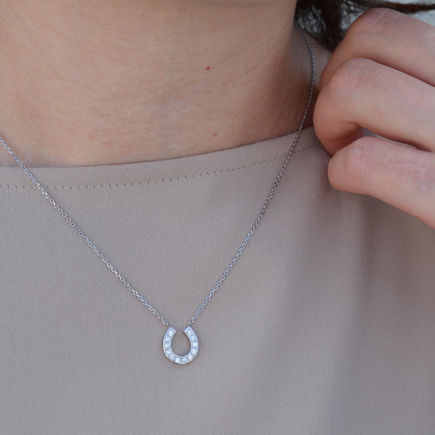 ダイヤの馬蹄ネックレス