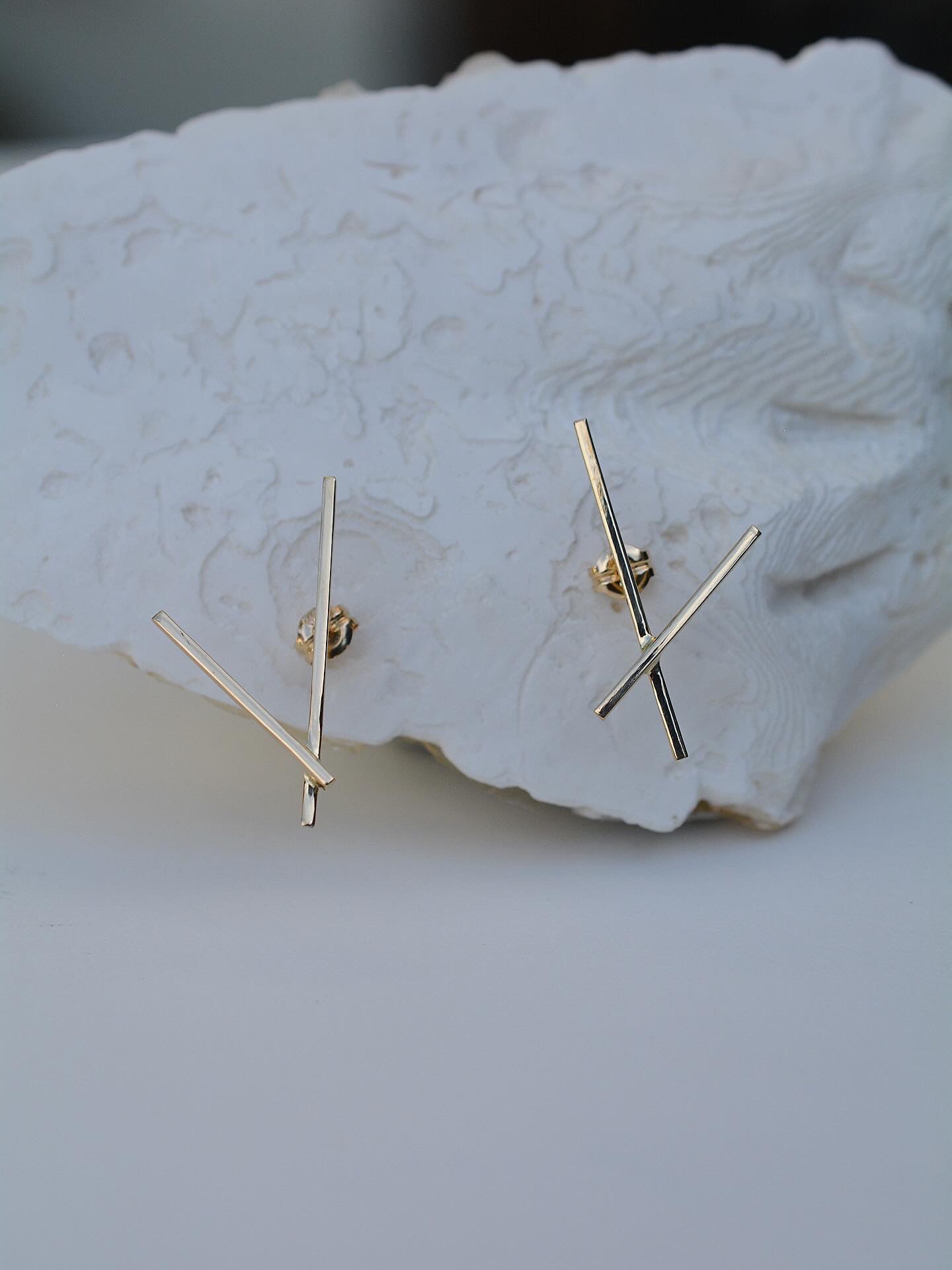 K18イエローゴールドのクロスピアス